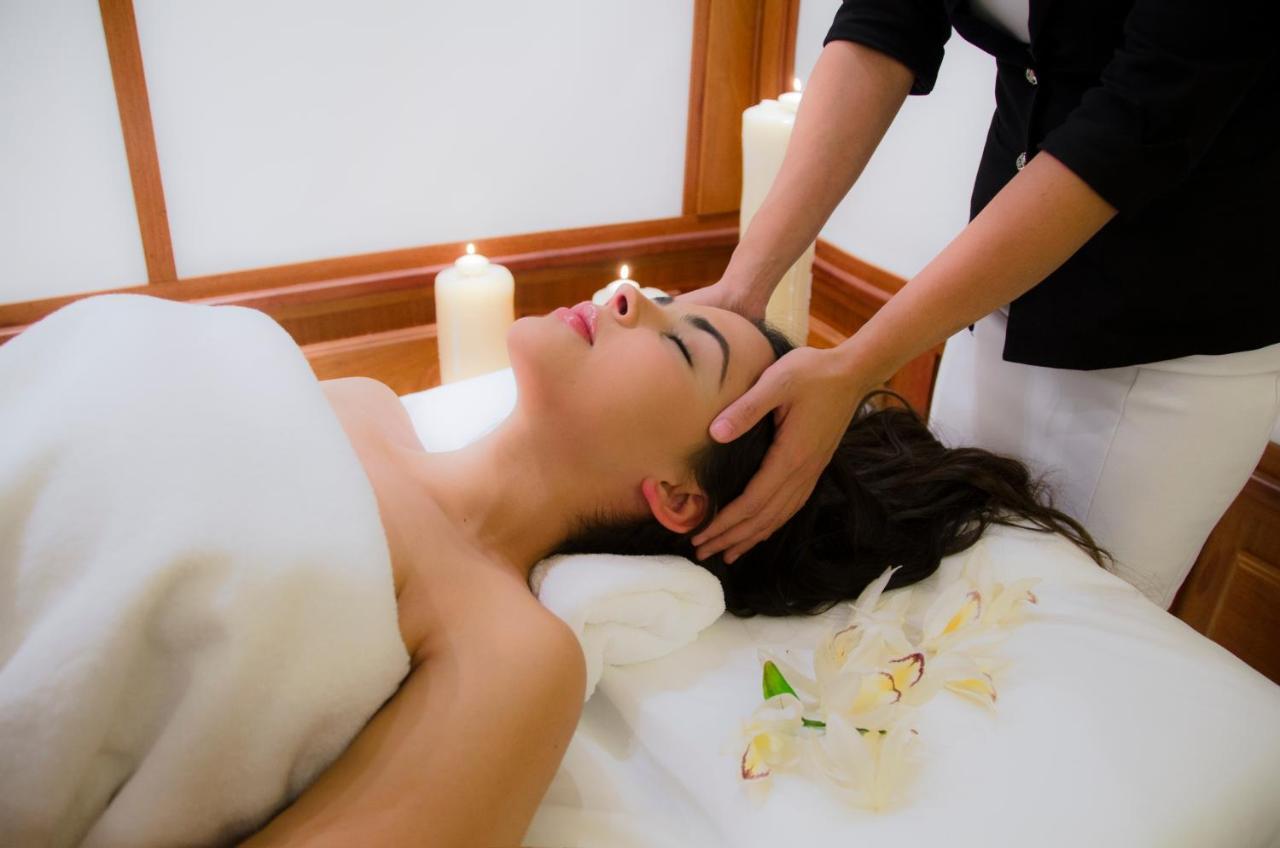 Hotel Botanico Y Oriental Spa Garden Πουέρτο Ντε Λα Κρουζ Εξωτερικό φωτογραφία A woman receiving a head massage