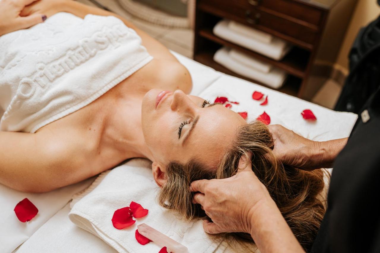 Hotel Botanico Y Oriental Spa Garden Πουέρτο Ντε Λα Κρουζ Εξωτερικό φωτογραφία A woman receiving a head massage